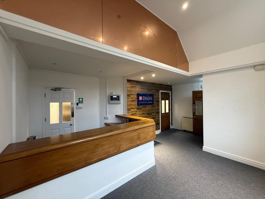 Lot: 70 - TOWN CENTRE COMMERCIAL PROPERTY - Reception area and desk